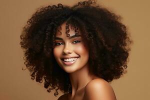 africano americano mujer con limpiar sano piel en beige antecedentes. sonriente soñador hermosa afro muchacha. generativo ai foto