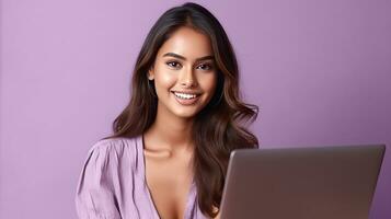 un contento indio mujer con ordenador portátil computadora trabajando o estudiando en línea en lila antecedentes. generativo ai foto