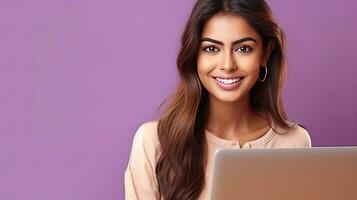 un contento indio mujer con ordenador portátil computadora trabajando o estudiando en línea en lila antecedentes. generativo ai foto