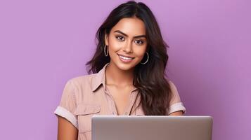 un contento indio mujer con ordenador portátil computadora trabajando o estudiando en línea en lila antecedentes. generativo ai foto