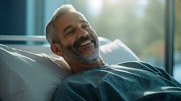 un masculino paciente acostado satisfecho sonriente a moderno hospital paciente cama. salud médico. generativo ai foto