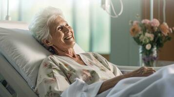 un mayor hembra paciente acostado satisfecho sonriente a moderno hospital paciente cama. salud médico. generativo ai foto