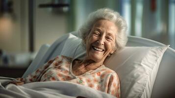 un mayor hembra paciente acostado satisfecho sonriente a moderno hospital paciente cama. salud médico. generativo ai foto