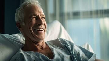 un mayor masculino paciente acostado satisfecho sonriente a moderno hospital paciente cama. salud médico. generativo ai foto