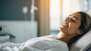un hembra paciente acostado satisfecho sonriente a moderno hospital paciente cama. salud médico. generativo ai foto