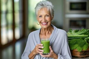 un sano mayor mujer sonriente mientras participación algunos verde jugo vaso en el cocina. generativo ai foto
