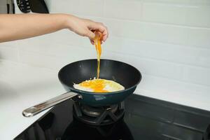 cocinero es haciendo frito huevo en cocina, famoso todos los días vida comida para tailandés asiático personas foto