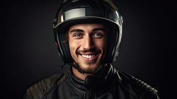 retrato de un sonriente masculino motorista en cuero chaqueta y motocicleta casco mirando a cámara. karting deporte concepto. generativo ai foto