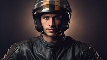 retrato de un sonriente masculino motorista en cuero chaqueta y motocicleta casco mirando a cámara. karting deporte concepto. generativo ai foto