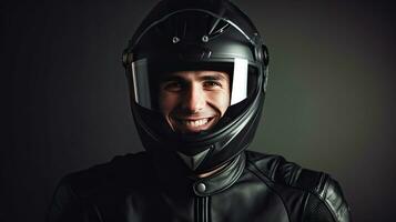 retrato de un sonriente masculino motorista en cuero chaqueta y motocicleta casco mirando a cámara. karting deporte concepto. generativo ai foto