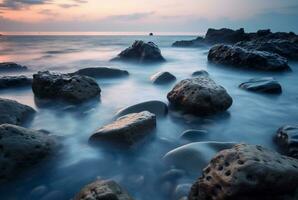 hermosa mar puntos de vista con relajante y amable rocas y ondas. largo exposición fotografía. generativo ai foto