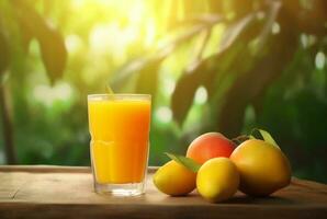 vaso de mango jugo con rebanado Fresco mangos en de madera mesa con borroso antecedentes y luz de sol. generativo ai foto