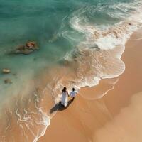 asombroso aéreo ver de el Pareja participación manos en un playa foto