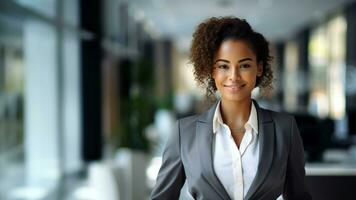 confidente africano americano mujer de negocios en elegante trabajo atuendo, ai generativo foto