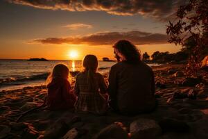 amoroso familia acurrucarse y acecho el puesta de sol en el playa foto