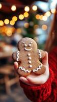 niño mano participación un recién horneado pan de jengibre hombre Galleta foto