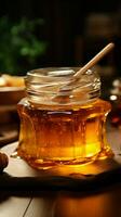 en de madera mesa, vaso tarro sostiene líquido oro un maceta de dulce miel vertical móvil fondo de pantalla ai generado foto