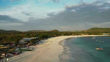 aéreo hacia atrás ver de arenoso playa en lombok video