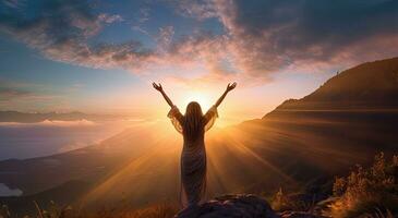 contento mujer con elevado manos en el montañas en un antecedentes de el puesta de sol. ai generado. foto
