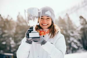 retrato de un sonriente mujer participación un trofeo taza en el nieve. ai generado. foto