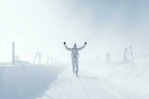 joven mujer en traje caminando en Nevado la carretera. ai generado. foto