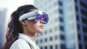joven mujer utilizando virtual realidad auriculares en contra rascacielos en ciudad. ai generado. foto