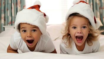 dos pequeño kods en Papa Noel claus sombreros teniendo divertido en el cama. ai generado. foto