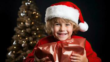 retrato de un linda pequeño chico en Papa Noel claus sombrero participación un regalo caja. ai generado. foto