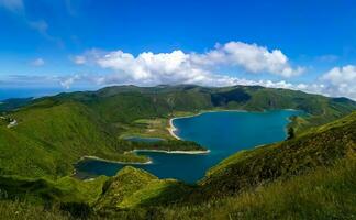 lagoa hacer fogo es situado en entonces miguel isla, azores. eso es clasificado como un naturaleza reserva y es el más hermosa laguna de el azores foto