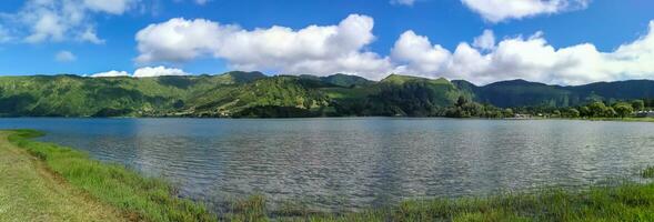 lagoa das sete cidades es situado en el isla de sao miguel, azores y es caracterizada por el doble coloración de sus aguas, en verde y azul foto