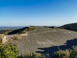 natural Monumento de fósil dinosaurio huellas en serra re 'aire en pedreira hacer galinha, en Portugal. un pedagógico circuito estaba creado a el sitio, dónde visitantes lata ver y toque el huellas foto