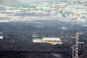 edificio destruido por el volcánico lava fluir desde el cumbre vieja volcán, en el isla de la palma foto