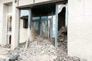 edificio destruido por el volcánico lava fluir desde el cumbre vieja volcán, en el isla de la palma foto