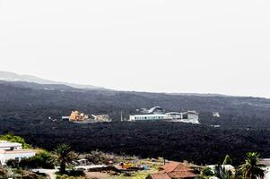 edificio destruido por el volcánico lava fluir desde el cumbre vieja volcán, en el isla de la palma foto