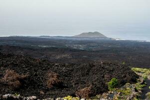 solidificado volcánico lava corriente desde el cumbre vieja volcán en el isla de la palma foto