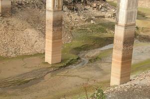 el ponsul río es un afluente de el tejo río, en Portugal, y es un muy grande río. a esta hora eso es completamente seco, sin agua y con sus cama agrietado debido a clima cambio foto