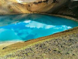 azul laguna en el cráter de el viti volcán, más que 300 metros en diámetro, en Islandia foto