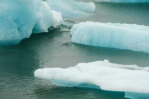 icebergs en jokulsarlon, un glacial lago en Islandia foto