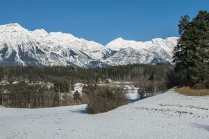 invierno paisaje montañas con nieve foto