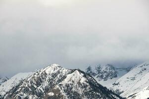 invierno paisaje montañas con nieve foto