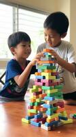 dos joven Niños edificio un imponente rascacielos fuera de vistoso bloques foto