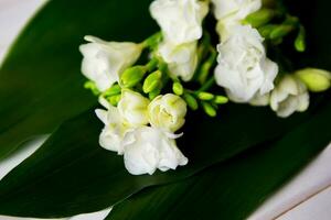 hermosa composición, un ramo de flores de fresia en un de madera mesa, de cerca foto