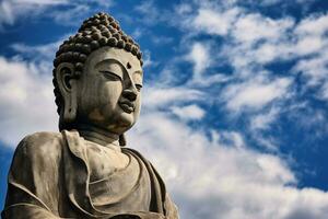 Buda estatua con azul cielo y nubes antecedentes ai generado foto