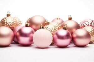 oro y rosado Navidad adornos colgando desde cuerda ai generado foto
