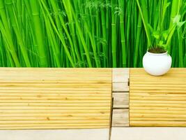 de madera mesa en bambú planta antecedentes ai generado foto