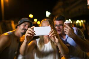 amigos selfie a noche foto