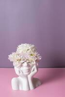 yeso cabeza con flores en un de colores antecedentes. mental salud, mente cuidado concepto. foto