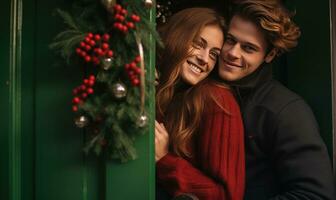 ai generado joven Pareja sonriente juntos cerca hogar puerta decorado con muérdago. Navidad vacaciones. foto