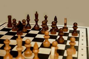 tablero de ajedrez con borroso piezas en el primer plano foto