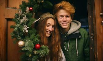 ai generado joven Pareja sonriente juntos cerca hogar puerta decorado con muérdago. Navidad vacaciones. foto